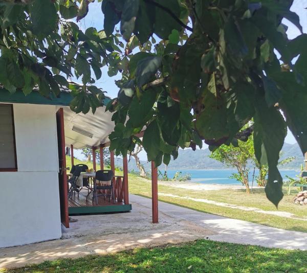 The photo shows the Bungalow Belle Vue located in the city of Maroe.