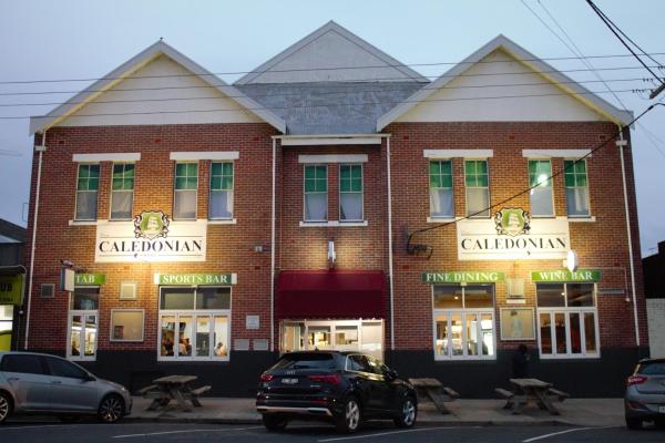 Na fotografii je vidět objekt The Caledonian Hotel Wonthaggi nacházející se ve městě Wonthaggi.
