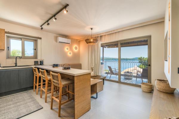 På bildet vises objektet ANOGI suites som ligger i byen Nydrí.