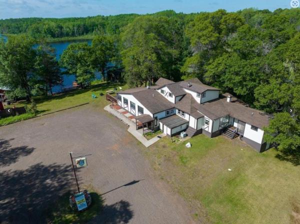 A la foto es mostra l'objecte NORTHWOODS HAVEN HOUSE - 6 BED-4 BATH LODGE ON LAKE IN SPOONER! ENJOY THE LAKE LIFE, TRAILS and AMMENITIES, INCLUDING COMMERCIAL KITCHEN situat a la ciutat de Spooner.