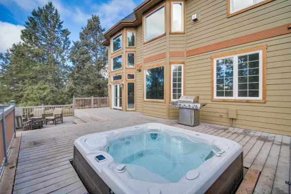 A la foto es mostra l'objecte Klamath Falls Vacation Rental with Resort Amenities! situat a la ciutat de Klamath Falls.