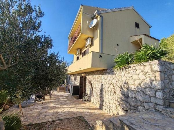 Na fotografii je vidět objekt Holiday house with a swimming pool Stanici, Omis - 22998 nacházející se ve městě Omiš.
