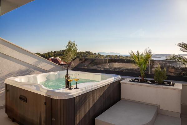 A la foto es mostra l'objecte Luxury Penthouse Hvar with Jacuzzi & Sea View situat a la ciutat de Hvar.