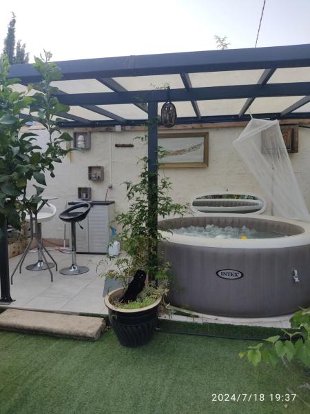 A la foto es mostra l'objecte Studio climatisé avec spa privatif situat a la ciutat de Fréjus.