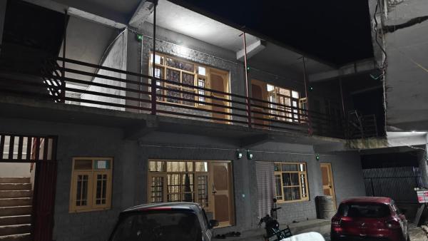 A la foto es mostra l'objecte Stay Inn Handwara situat a la ciutat de Keran.