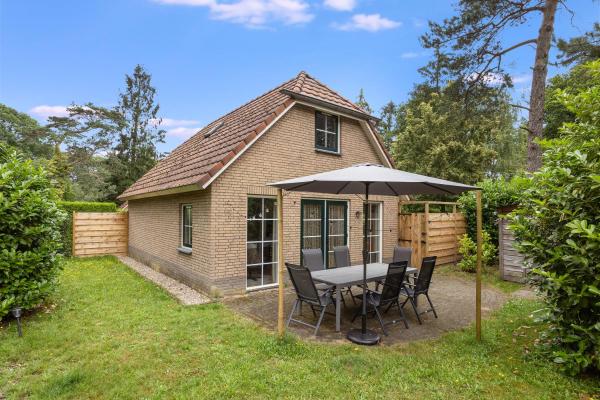 The photo shows the Comfortabel vakantiehuis in het bos op de Veluwe located in the city of Lunteren.