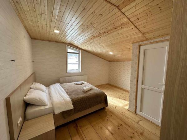 На фото показан объект holiday bakuriani villa with 5 bedrooms, расположенный в городе Бакуриани.
