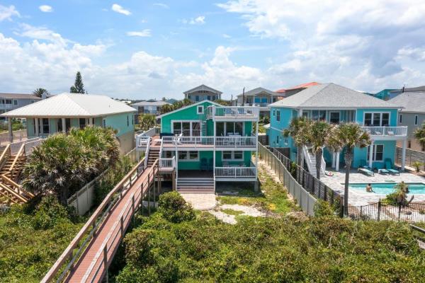 På bildet vises objektet All Decked Out- Beach, 3 levels of decks plus Pool Table som ligger i byen St. Augustine.