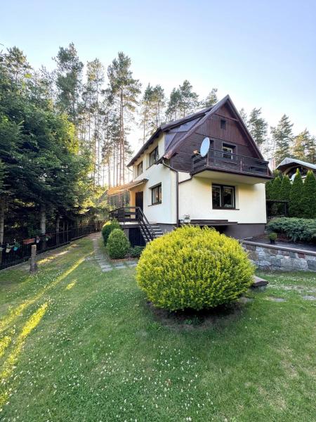 Nella foto è visibile l'oggetto Domek nad Jeziorem Trzechowskim w lesie letniskowy na wsi situato nella città di Łążek.