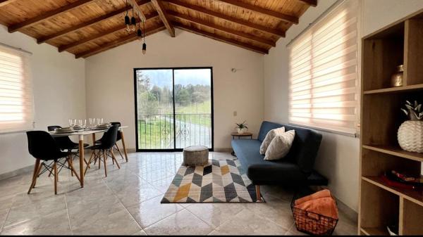A la foto es mostra l'objecte Cabaña Linda y acogedora situat a la ciutat de Guarne.