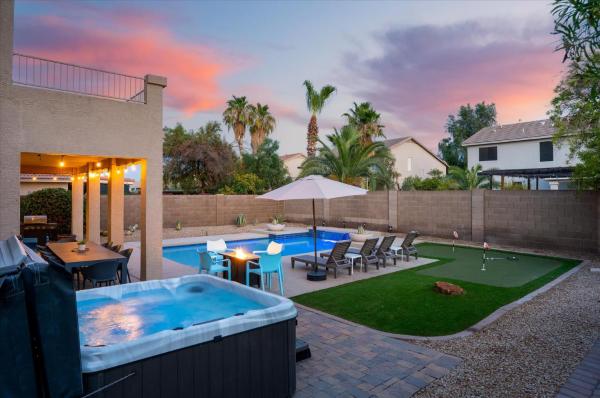 A la foto es mostra l'objecte Putt Putt Hot Tub Game Room Pool Cornhole situat a la ciutat de Chandler.