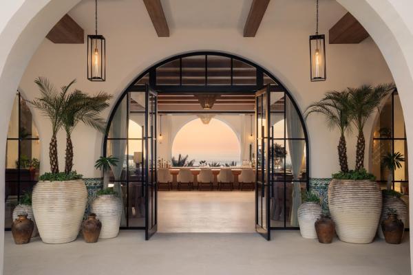 The photo shows the Four Seasons Resort and Residences Cabo San Lucas Cabo Del Sol located in the city of El Tule.