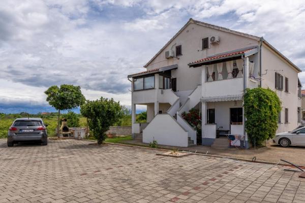 Na fotografii je vidět objekt Apartments with parking space Privlaka, Zadar - 23483 nacházející se ve městě Privlaka.