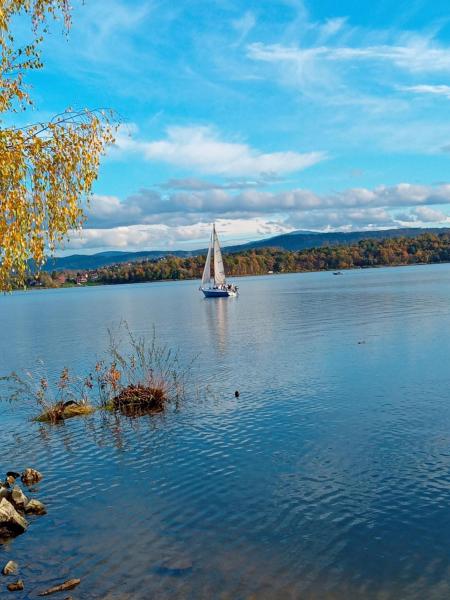 Na zdjęciu widoczny jest obiekt Apartament GÓRSKIE MAZURY w Lagunie Beskidów położony w mieście Zarzecze.