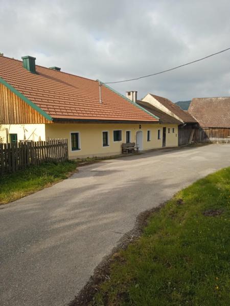 The photo shows the Ferienwohnung Großleiten Alm located in the city of Stössing.