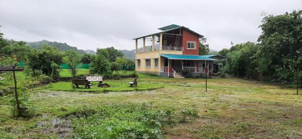 The photo shows the Spring Farm Ville located in the city of Nāgothana.