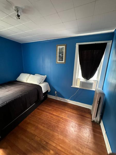 A la foto es mostra l'objecte Fidelia Fuchsite Room, Queen Bed minutes from Newark Liberty international Airport and Newark Penn Station situat a la ciutat de Irvington.
