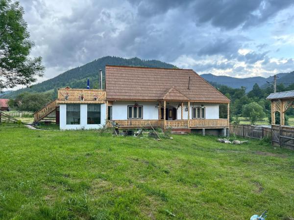På bildet vises objektet Căsuța Bunicilor din Rai som ligger i byen Bistra.