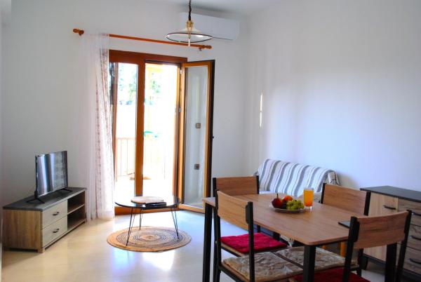 Auf dem Foto ist das Objekt Bougainvillea Apartment in der Stadt Petrás zu sehen.