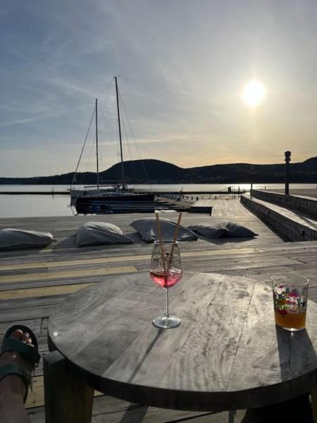 La photo montre l'objet Ny Suite ved fjorden situé dans la ville de Holmsbu.