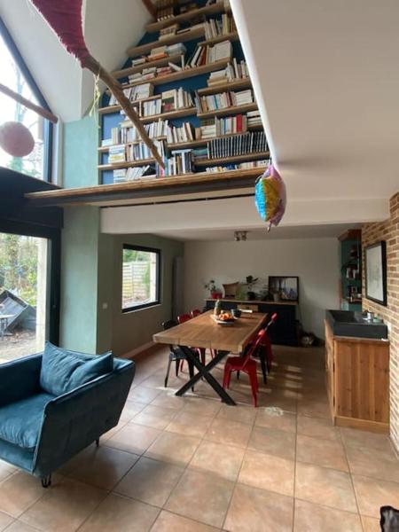 Nella foto è visibile l'oggetto Maison d architecte situato nella città di Féricy.