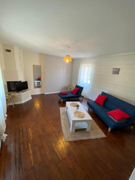 A la foto es mostra l'objecte Maison de village avec terrasse situat a la ciutat de Allan.
