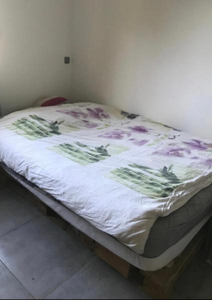 A la foto es mostra l'objecte Chambre à la ferme situat a la ciutat de Orange.