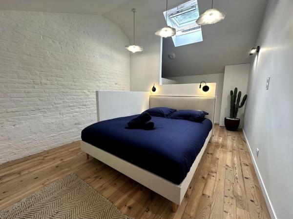 A la foto es mostra l'objecte Gare Unique Duplex lumineux situat a la ciutat de Amiens.