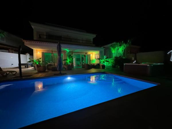 Villa Blossom In The Beautiful Area Of Puerto Santiago Tenerife With 5 Bedrooms For Up To 10 Guests Private Swimming Pool And Many Other Activities To Entertain The Family Secure Parking For 2 Cars And Disabled Access Throughout - Canárias