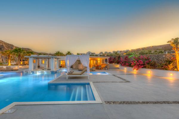 A la foto es mostra l'objecte Desiterra Resort & Spa situat a la ciutat de Fira.
