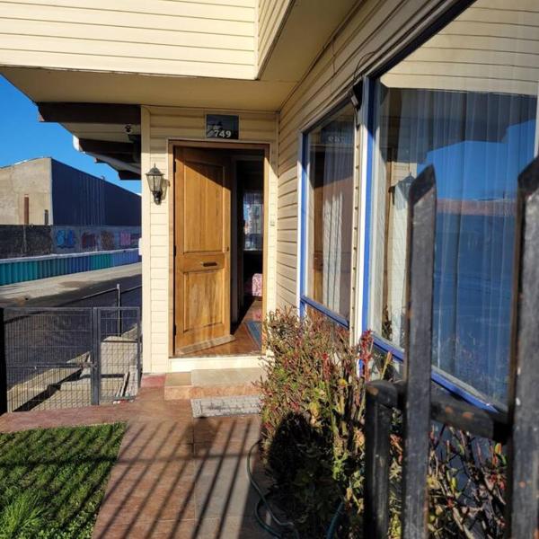 A la foto es mostra l'objecte Casa magallanica situat a la ciutat de Punta Arenas.