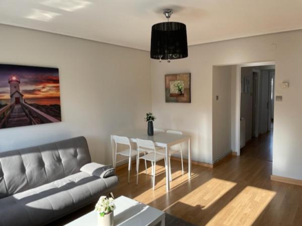 På bildet vises objektet Acogedor y luminoso piso de 3 hab som ligger i byen Santander.