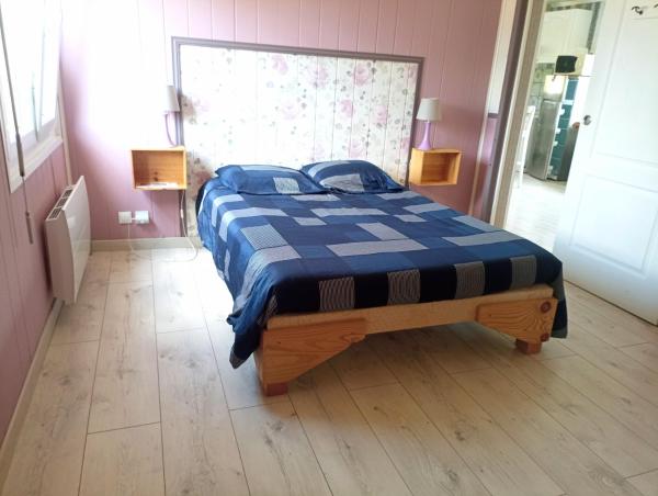 A la foto es mostra l'objecte Petite maison toute équipée, au calme entre la mer et la campagne situat a la ciutat de Urville.