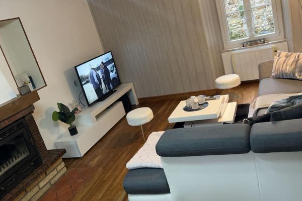 A la foto es mostra l'objecte Maison de charme situat a la ciutat de Mâron.