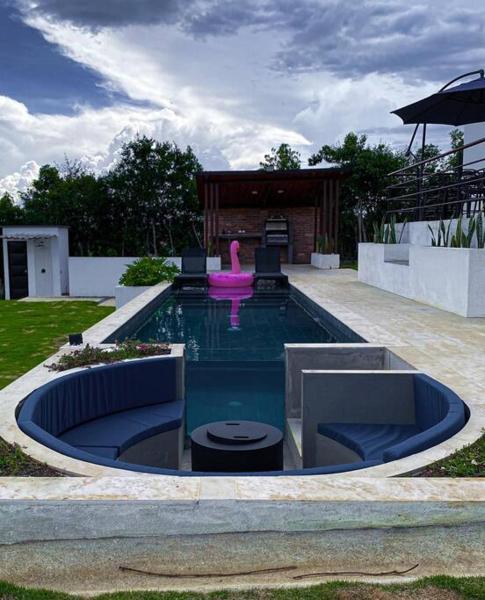 På bilden syns objektet Villa moderna con una hermosa piscina, fogata y BBQ som ligger i staden Los Santos.