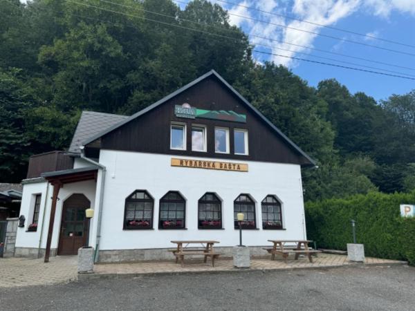 Na fotografii je vidět objekt Penzion a Rybářská bašta U Jesetera nacházející se ve městě Adolfovice.