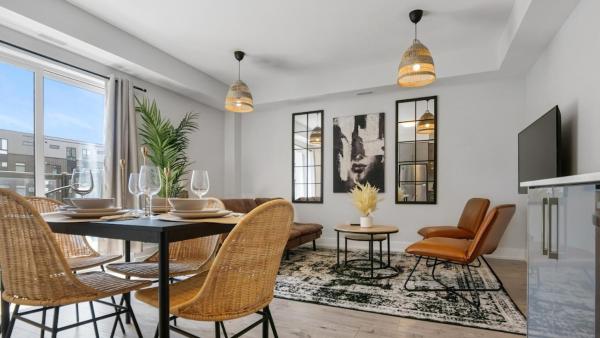 照片显示了位于Niagara Falls市的2br Boho Townhouse - Walk To Falls, Free Parking物件。