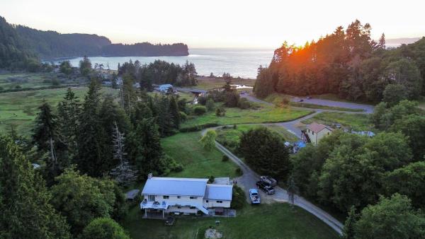 Crescent Beach Retreat- Cozy 4br House - Lake Crescent, WA