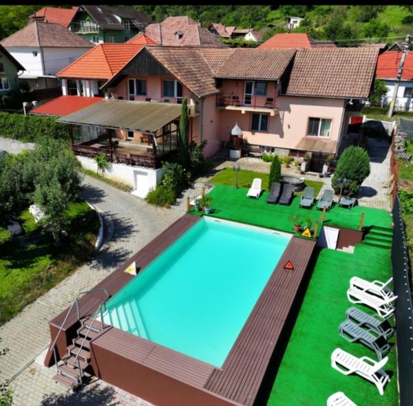 Na fotografii je vidět objekt Pensiunea Sighisoara nacházející se ve městě Apold.