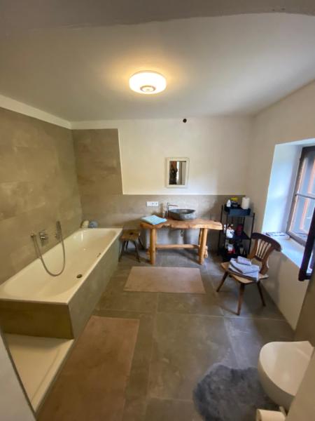 The photo shows the Schlosstaverne Sighartstein Familienzimmer located in the city of Köstendorf.