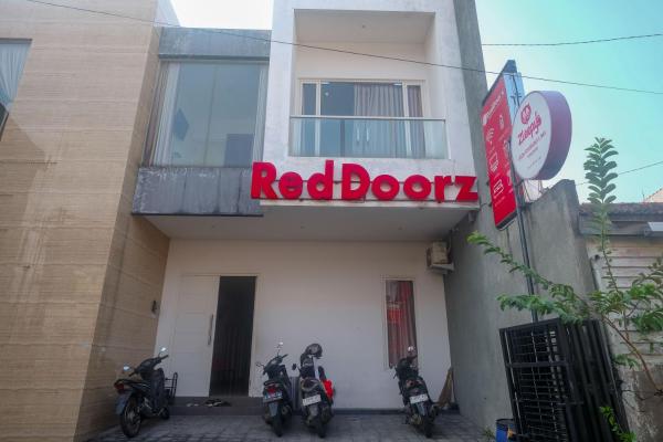 写真にはJomblang市にあるRedDoorz Syariah Near Simpang Lima Semarangが写っています。