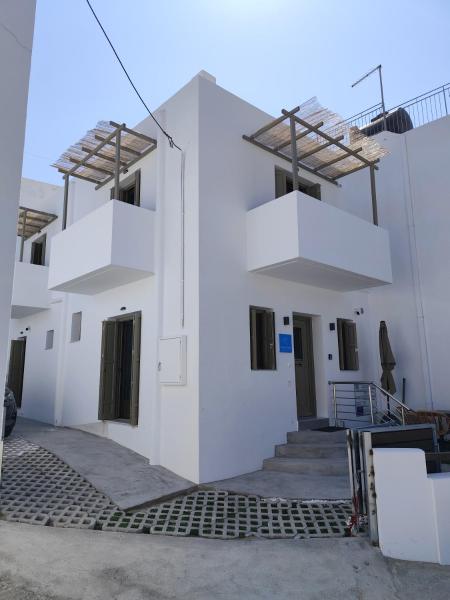 The photo shows the Galani Mirtia Guest House located in the city of Skiros.