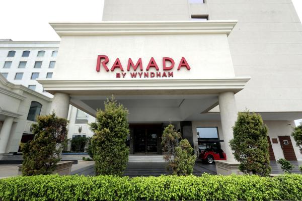På billedet ses objektet Ramada by Wyndham Lucknow Hotel and Convention Center beliggende i byen Lucknow.