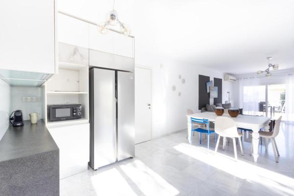 Na fotografii je vidět objekt Elegant Coastal Haven Fully Renovated 3-Bedroom Apartment nacházející se ve městě Alimos.