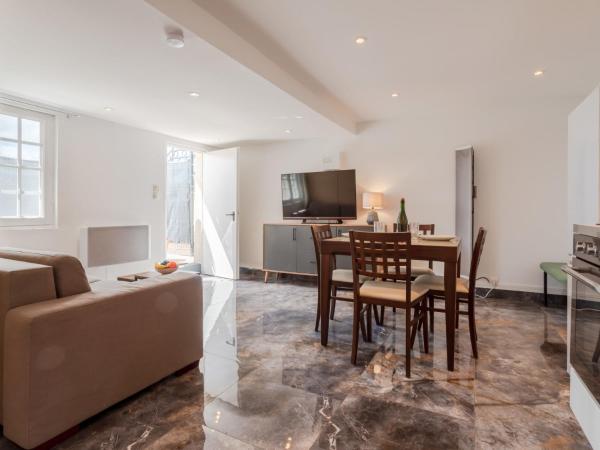 写真にはディーブ・シュル・メール市にあるHoliday Home Jade by Interhomeが写っています。