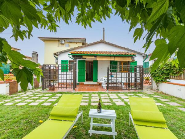 På billedet ses objektet Holiday Home Chalet La Mazzanta by Interhome beliggende i byen Mazzanta.