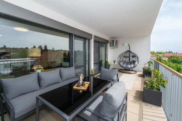På billedet ses objektet Fully equipped Apartments with Terraces, Free garage parking, Netflix & AC - by Apartmány Šlapanice cz beliggende i byen Újezd.