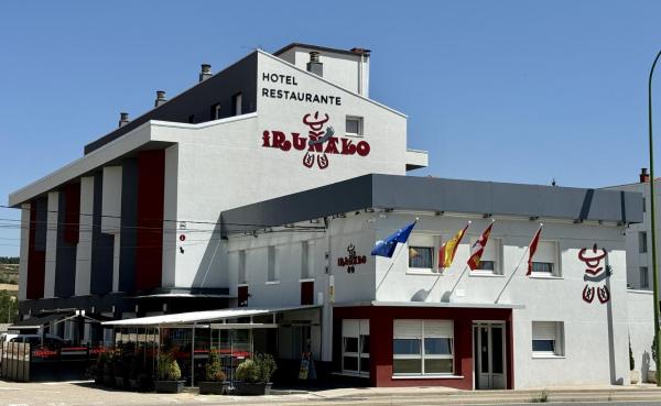 Na zdjęciu widoczny jest obiekt Hostal Restaurante Iruñako położony w mieście Cardeñajimeno.