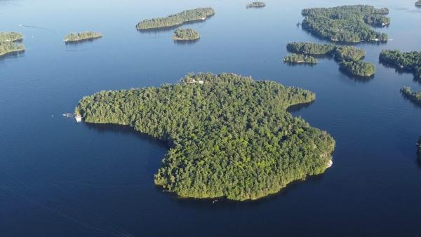 A la foto es mostra l'objecte Family Cottage Sheep Island situat a la ciutat de Front of Escott.