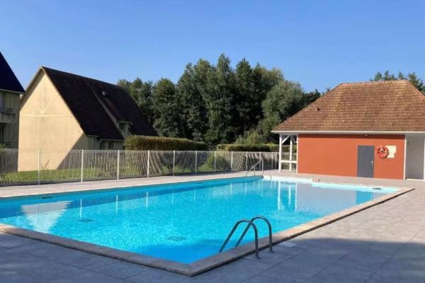Op de foto is het object Domaine du Yearling Touques te zien, gelegen in de stad Touques.